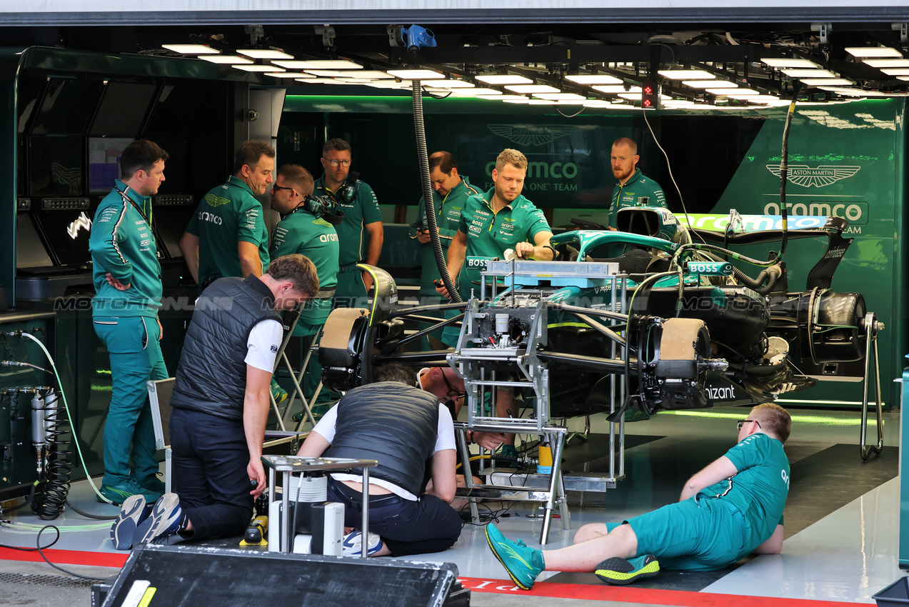 GP BELGIO, Aston Martin F1 Team AMR25 being prepared in the pit garage.

24.07.2025. Formula 1 World Championship, Rd 13, Belgian Grand Prix, Spa Francorchamps, Belgium, Preparation Day.

- www.xpbimages.com, EMail: requests@xpbimages.com © Copyright: Moy / XPB Images