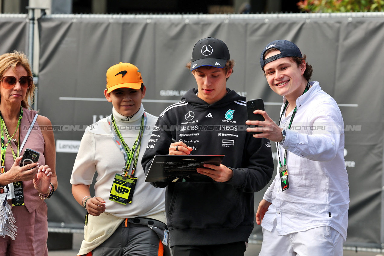 GP BELGIO, Andrea Kimi Antonelli (ITA) Mercedes AMG F1 with fans.

26.07.2025. Formula 1 World Championship, Rd 13, Belgian Grand Prix, Spa Francorchamps, Belgium, Sprint e Qualifiche Day.

- www.xpbimages.com, EMail: requests@xpbimages.com © Copyright: Moy / XPB Images