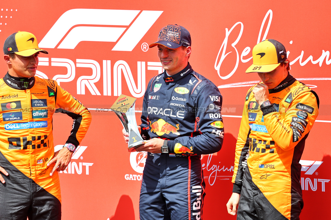 GP BELGIO, Sprint top three in parc ferme (L to R): Lando Norris (GBR) McLaren, third; Max Verstappen (NLD) Red Bull Racing, vincitore; Oscar Piastri (AUS) McLaren, second.

26.07.2025. Formula 1 World Championship, Rd 13, Belgian Grand Prix, Spa Francorchamps, Belgium, Sprint e Qualifiche Day.

- www.xpbimages.com, EMail: requests@xpbimages.com © Copyright: Batchelor / XPB Images