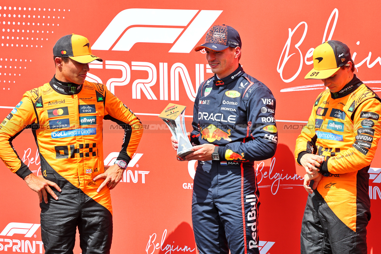 GP BELGIO, Sprint top three in parc ferme (L to R): Lando Norris (GBR) McLaren, third; Max Verstappen (NLD) Red Bull Racing, vincitore; Oscar Piastri (AUS) McLaren, second.

26.07.2025. Formula 1 World Championship, Rd 13, Belgian Grand Prix, Spa Francorchamps, Belgium, Sprint e Qualifiche Day.

- www.xpbimages.com, EMail: requests@xpbimages.com © Copyright: Batchelor / XPB Images