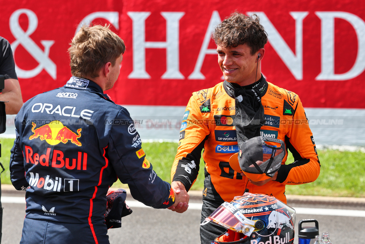 GP BELGIO, (L to R): Sprint winner Max Verstappen (NLD) Red Bull Racing celebrates in parc ferme with third placed Lando Norris (GBR) McLaren.

26.07.2025. Formula 1 World Championship, Rd 13, Belgian Grand Prix, Spa Francorchamps, Belgium, Sprint e Qualifiche Day.

- www.xpbimages.com, EMail: requests@xpbimages.com © Copyright: Batchelor / XPB Images