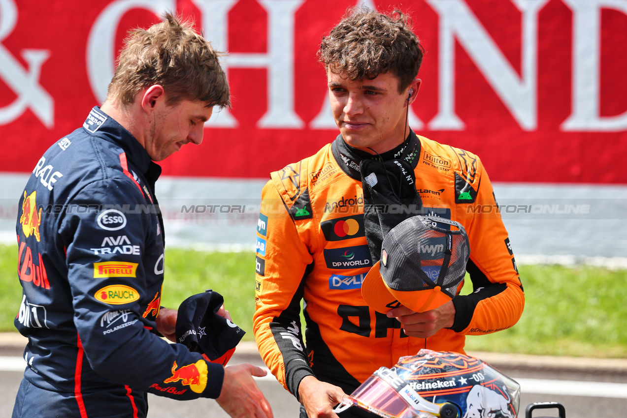 GP BELGIO, (L to R): Sprint winner Max Verstappen (NLD) Red Bull Racing in parc ferme with third placed Lando Norris (GBR) McLaren.

26.07.2025. Formula 1 World Championship, Rd 13, Belgian Grand Prix, Spa Francorchamps, Belgium, Sprint e Qualifiche Day.

- www.xpbimages.com, EMail: requests@xpbimages.com © Copyright: Batchelor / XPB Images