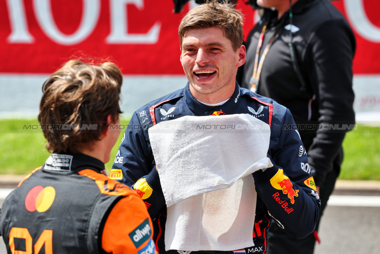 GP BELGIO, Sprint winner Max Verstappen (NLD) Red Bull Racing in parc ferme with second placed Oscar Piastri (AUS) McLaren.

26.07.2025. Formula 1 World Championship, Rd 13, Belgian Grand Prix, Spa Francorchamps, Belgium, Sprint e Qualifiche Day.

- www.xpbimages.com, EMail: requests@xpbimages.com © Copyright: Batchelor / XPB Images