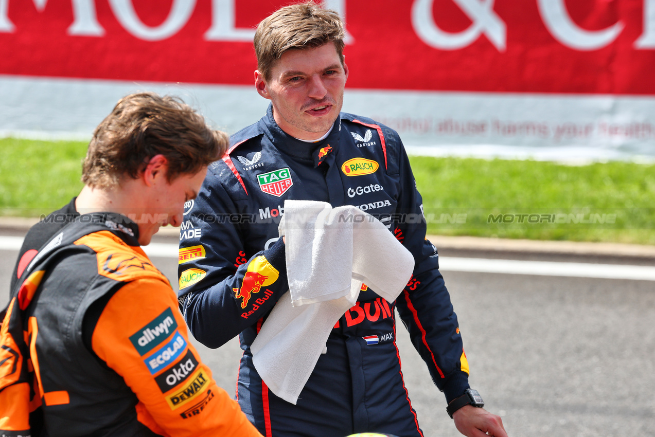 GP BELGIO, Sprint winner Max Verstappen (NLD) Red Bull Racing in parc ferme with second placed Oscar Piastri (AUS) McLaren.

26.07.2025. Formula 1 World Championship, Rd 13, Belgian Grand Prix, Spa Francorchamps, Belgium, Sprint e Qualifiche Day.

- www.xpbimages.com, EMail: requests@xpbimages.com © Copyright: Batchelor / XPB Images