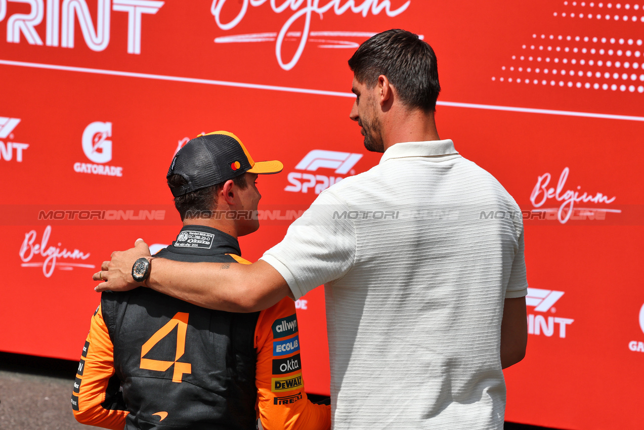 GP BELGIO, (L to R): Lando Norris (GBR) McLaren with Thibaut Courtois (BEL) Real Madrid Goalkeeper in Sprint parc ferme.

26.07.2025. Formula 1 World Championship, Rd 13, Belgian Grand Prix, Spa Francorchamps, Belgium, Sprint e Qualifiche Day.

- www.xpbimages.com, EMail: requests@xpbimages.com © Copyright: Batchelor / XPB Images
