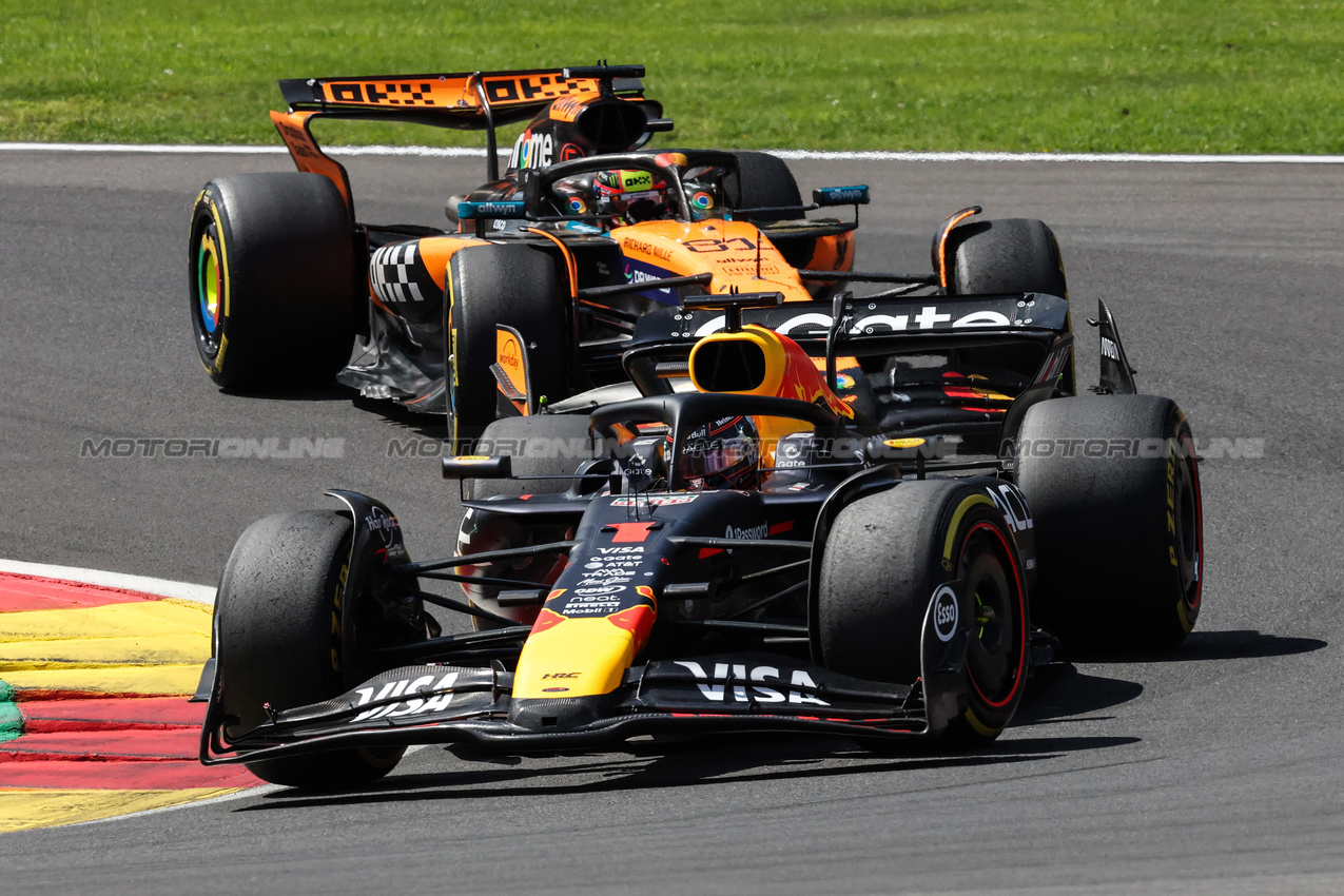 GP BELGIO, Max Verstappen (NLD), Red Bull Racing e Oscar Piastri (AUS), McLaren 
26.07.2025. Formula 1 World Championship, Rd 13, Belgian Grand Prix, Spa Francorchamps, Belgium, Sprint e Qualifiche Day.
- www.xpbimages.com, EMail: requests@xpbimages.com © Copyright: Charniaux / XPB Images