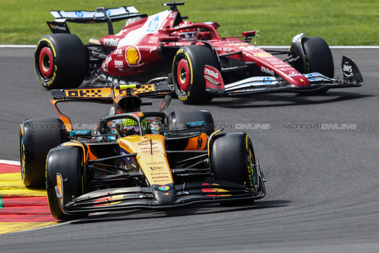 GP BELGIO, Lando Norris (GBR), McLaren F1 Team e Charles Leclerc (FRA), Ferrari 
26.07.2025. Formula 1 World Championship, Rd 13, Belgian Grand Prix, Spa Francorchamps, Belgium, Sprint e Qualifiche Day.
- www.xpbimages.com, EMail: requests@xpbimages.com © Copyright: Charniaux / XPB Images