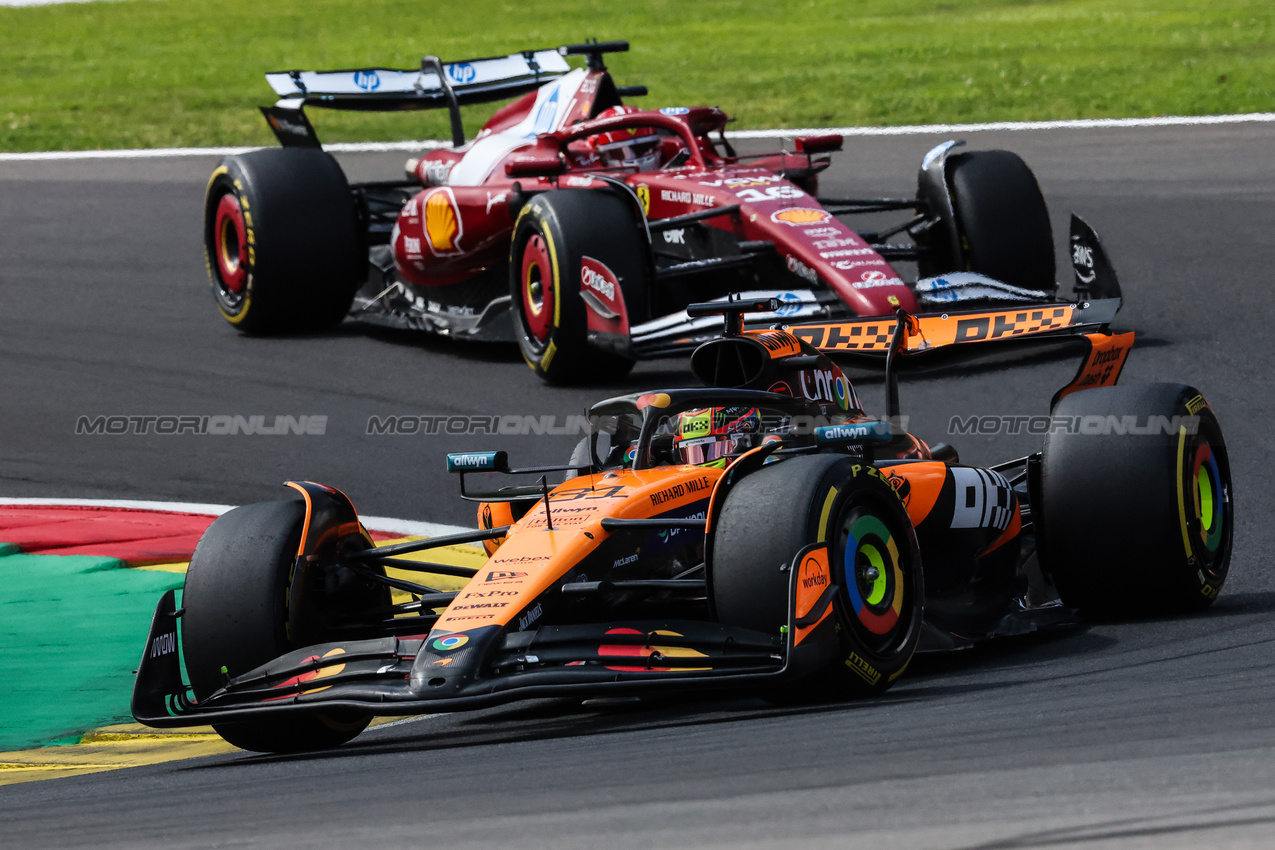 GP BELGIO, Oscar Piastri (AUS), McLaren e Charles Leclerc (FRA), Ferrari 
26.07.2025. Formula 1 World Championship, Rd 13, Belgian Grand Prix, Spa Francorchamps, Belgium, Sprint e Qualifiche Day.
- www.xpbimages.com, EMail: requests@xpbimages.com © Copyright: Charniaux / XPB Images