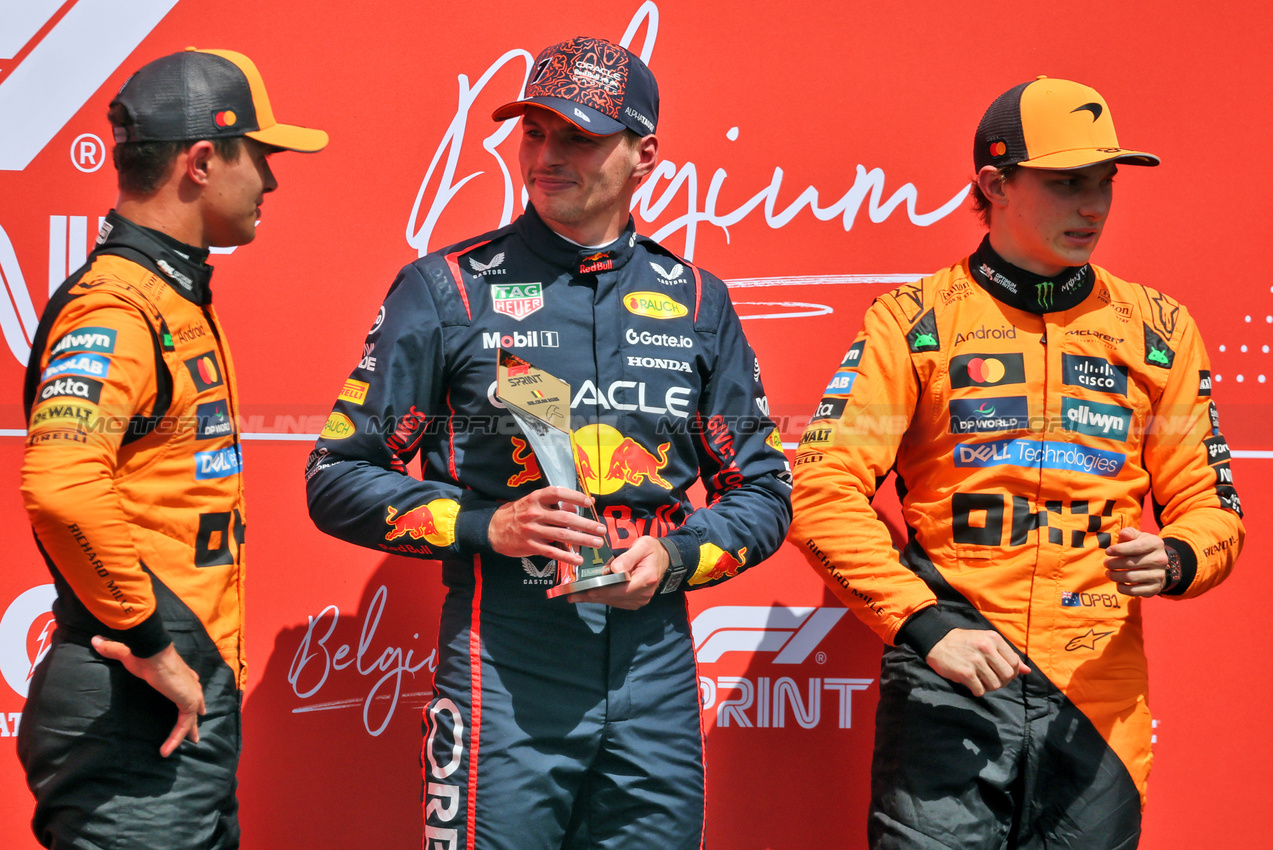GP BELGIO, Sprint top three in parc ferme (L to R): Lando Norris (GBR) McLaren, third; Max Verstappen (NLD) Red Bull Racing, vincitore; Oscar Piastri (AUS) McLaren, second.

26.07.2025. Formula 1 World Championship, Rd 13, Belgian Grand Prix, Spa Francorchamps, Belgium, Sprint e Qualifiche Day.

- www.xpbimages.com, EMail: requests@xpbimages.com © Copyright: Moy / XPB Images