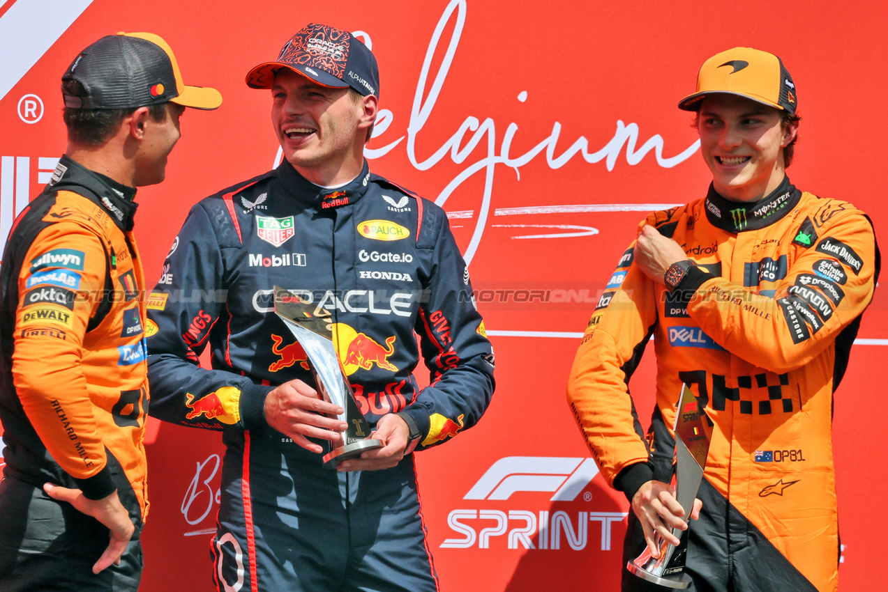 GP BELGIO, Sprint top three in parc ferme (L to R): Lando Norris (GBR) McLaren, third; Max Verstappen (NLD) Red Bull Racing, vincitore; Oscar Piastri (AUS) McLaren, second.

26.07.2025. Formula 1 World Championship, Rd 13, Belgian Grand Prix, Spa Francorchamps, Belgium, Sprint e Qualifiche Day.

- www.xpbimages.com, EMail: requests@xpbimages.com © Copyright: Moy / XPB Images