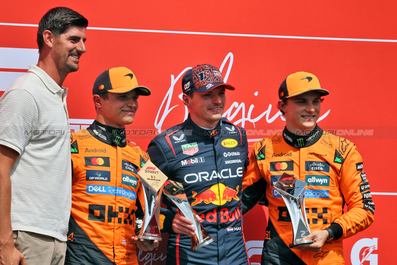 GP BELGIO, Sprint top three in parc ferme (L to R): Thibaut Courtois (BEL) Real Madrid Goalkeeper; Lando Norris (GBR) McLaren, third; Max Verstappen (NLD) Red Bull Racing, vincitore; Thibaut Courtois (BEL) Real Madrid Goalkeeper; Oscar Piastri (AUS) McLaren, second.

26.07.2025. Formula 1 World Championship, Rd 13, Belgian Grand Prix, Spa Francorchamps, Belgium, Sprint e Qualifiche Day.

- www.xpbimages.com, EMail: requests@xpbimages.com © Copyright: Moy / XPB Images