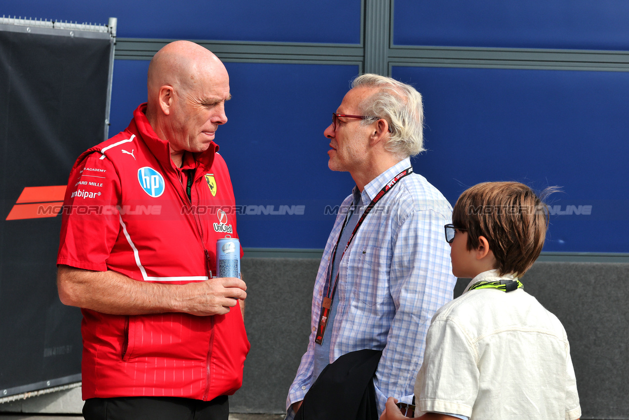 GP BELGIO, (L to R): Jock Clear (GBR) Ferrari Senior Performance Engineer with Jacques Villeneuve (CDN) (Right) e his son Henri Villeneuve (CDN).

26.07.2025. Formula 1 World Championship, Rd 13, Belgian Grand Prix, Spa Francorchamps, Belgium, Sprint e Qualifiche Day.

- www.xpbimages.com, EMail: requests@xpbimages.com © Copyright: Moy / XPB Images