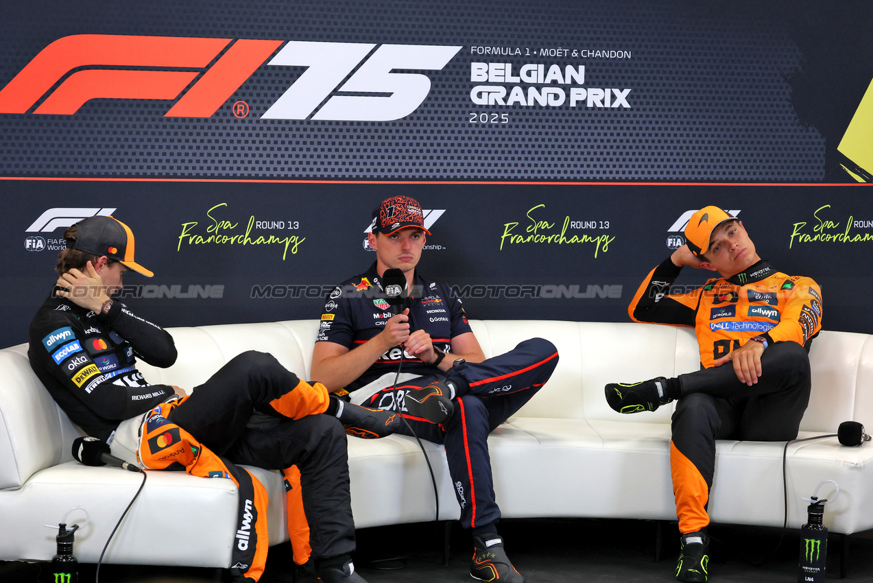 GP BELGIO, (L to R): Oscar Piastri (AUS) McLaren; Max Verstappen (NLD) Red Bull Racing e Lando Norris (GBR) McLaren in the post Sprint FIA Press Conference.

26.07.2025. Formula 1 World Championship, Rd 13, Belgian Grand Prix, Spa Francorchamps, Belgium, Sprint e Qualifiche Day.

- www.xpbimages.com, EMail: requests@xpbimages.com © Copyright: Moy / XPB Images