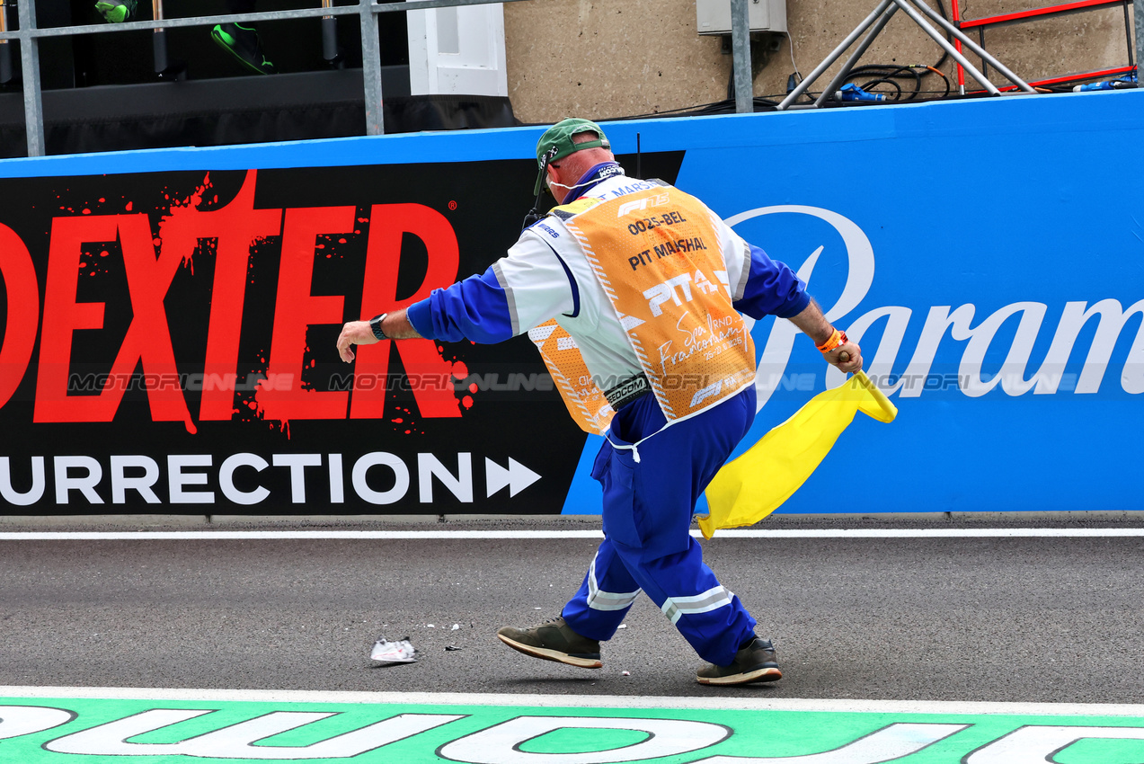GP BELGIO, A pit marshal removes front wing debris in the pits.

26.07.2025. Formula 1 World Championship, Rd 13, Belgian Grand Prix, Spa Francorchamps, Belgium, Sprint e Qualifiche Day.

- www.xpbimages.com, EMail: requests@xpbimages.com © Copyright: Batchelor / XPB Images