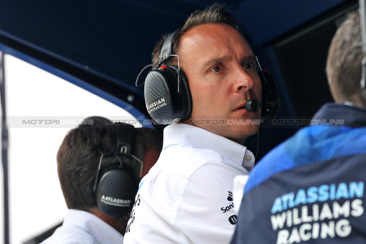 GP BELGIO, Paul Williams (GBR) Atlassian Williams Racing Chief Gara Engineer on the pit gantry.

26.07.2025. Formula 1 World Championship, Rd 13, Belgian Grand Prix, Spa Francorchamps, Belgium, Sprint e Qualifiche Day.

- www.xpbimages.com, EMail: requests@xpbimages.com © Copyright: Bearne / XPB Images