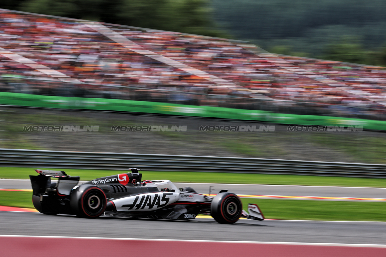 GP BELGIO, Esteban Ocon (FRA) Haas VF-25.

26.07.2025. Formula 1 World Championship, Rd 13, Belgian Grand Prix, Spa Francorchamps, Belgium, Sprint e Qualifiche Day.

- www.xpbimages.com, EMail: requests@xpbimages.com © Copyright: Moy / XPB Images
