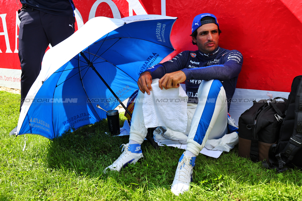 GP BELGIO, Carlos Sainz (ESP) Atlassian Williams Racing on the grid.

26.07.2025. Formula 1 World Championship, Rd 13, Belgian Grand Prix, Spa Francorchamps, Belgium, Sprint e Qualifiche Day.

- www.xpbimages.com, EMail: requests@xpbimages.com © Copyright: Batchelor / XPB Images