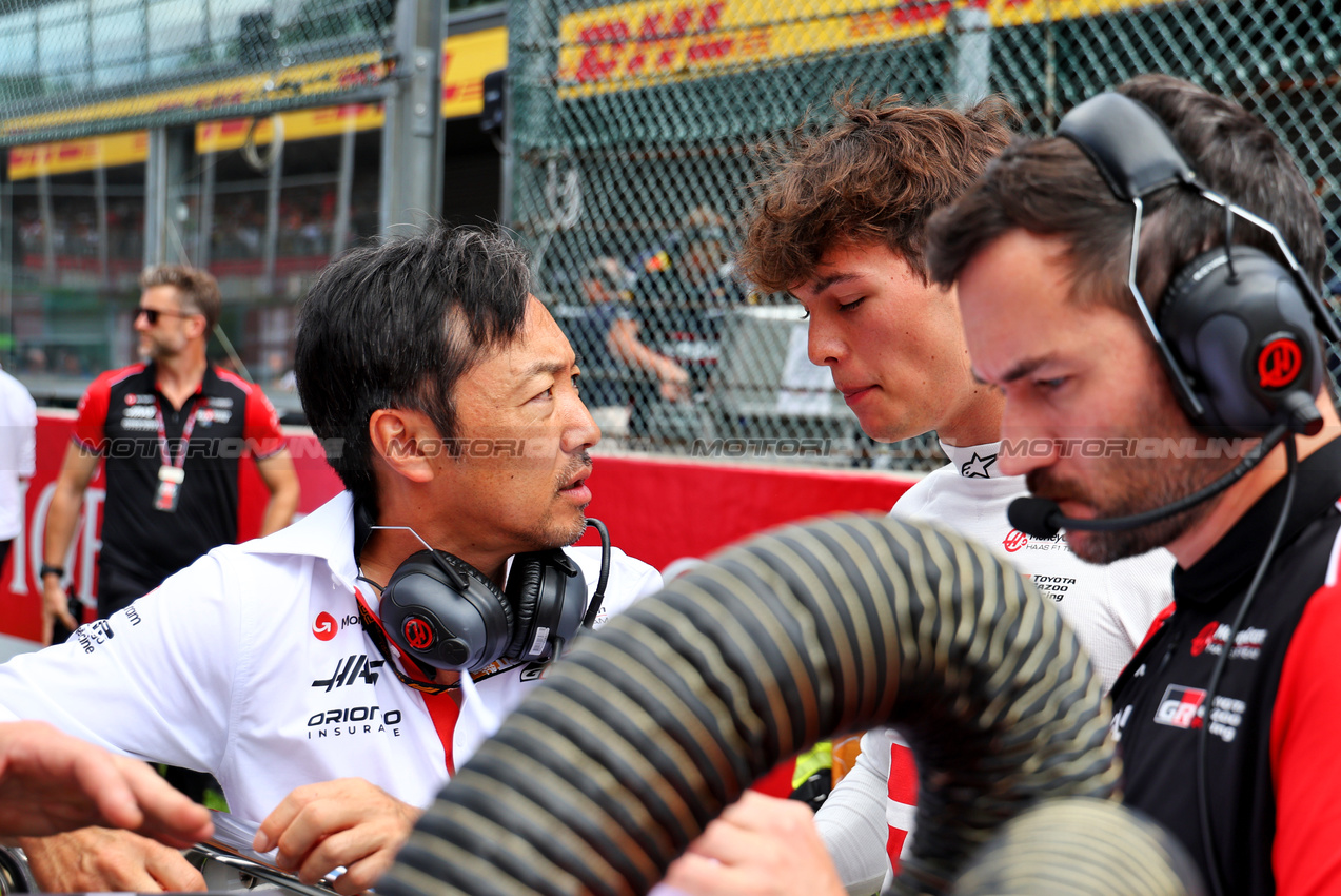 GP BELGIO, (L to R): Ayao Komatsu (JPN) Haas F1 Team Principal with Oliver Bearman (GBR) Haas F1 Team on the grid.

26.07.2025. Formula 1 World Championship, Rd 13, Belgian Grand Prix, Spa Francorchamps, Belgium, Sprint e Qualifiche Day.

- www.xpbimages.com, EMail: requests@xpbimages.com © Copyright: Batchelor / XPB Images