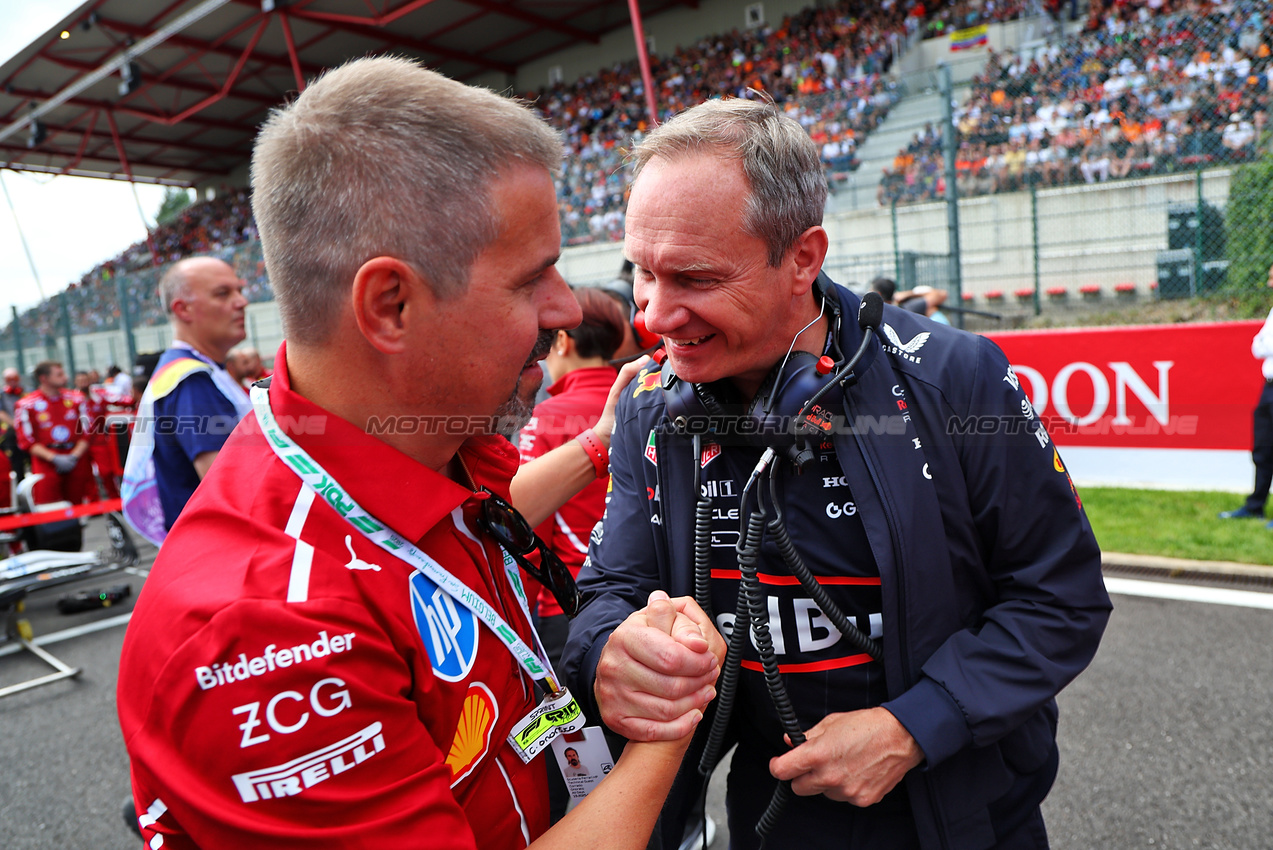 GP BELGIO, (L to R): Corrado Onorato (ITA) Ferrari Head of New Car Design e Legality with Paul Monaghan (GBR) Red Bull Racing Chief Engineer on the grid.

26.07.2025. Formula 1 World Championship, Rd 13, Belgian Grand Prix, Spa Francorchamps, Belgium, Sprint e Qualifiche Day.

- www.xpbimages.com, EMail: requests@xpbimages.com © Copyright: Batchelor / XPB Images