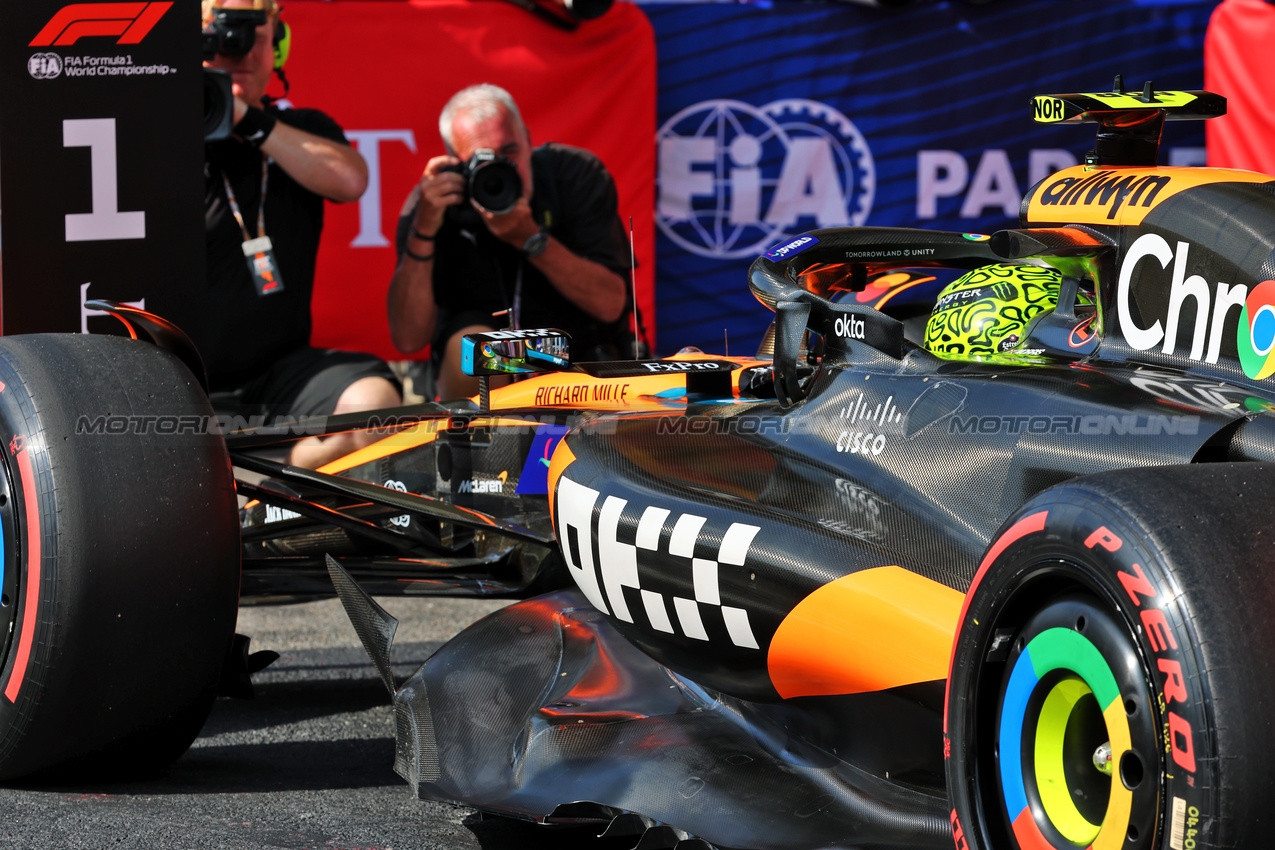 GP BELGIO, Pole sitter Lando Norris (GBR) McLaren MCL39 in qualifying parc ferme.

26.07.2025. Formula 1 World Championship, Rd 13, Belgian Grand Prix, Spa Francorchamps, Belgium, Sprint e Qualifiche Day.

- www.xpbimages.com, EMail: requests@xpbimages.com © Copyright: Batchelor / XPB Images