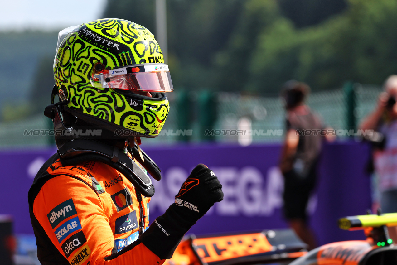 GP BELGIO, Lando Norris (GBR) McLaren celebrates his pole position in qualifying parc ferme.

26.07.2025. Formula 1 World Championship, Rd 13, Belgian Grand Prix, Spa Francorchamps, Belgium, Sprint e Qualifiche Day.

- www.xpbimages.com, EMail: requests@xpbimages.com © Copyright: Charniaux / XPB Images