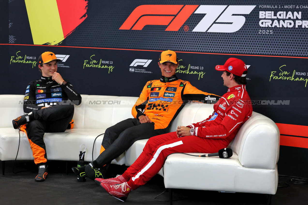 GP BELGIO, (L to R): Oscar Piastri (AUS) McLaren; Lando Norris (GBR) McLaren; e Charles Leclerc (MON) Ferrari in the post qualifying FIA Press Conference.

26.07.2025. Formula 1 World Championship, Rd 13, Belgian Grand Prix, Spa Francorchamps, Belgium, Sprint e Qualifiche Day.

- www.xpbimages.com, EMail: requests@xpbimages.com © Copyright: Moy / XPB Images