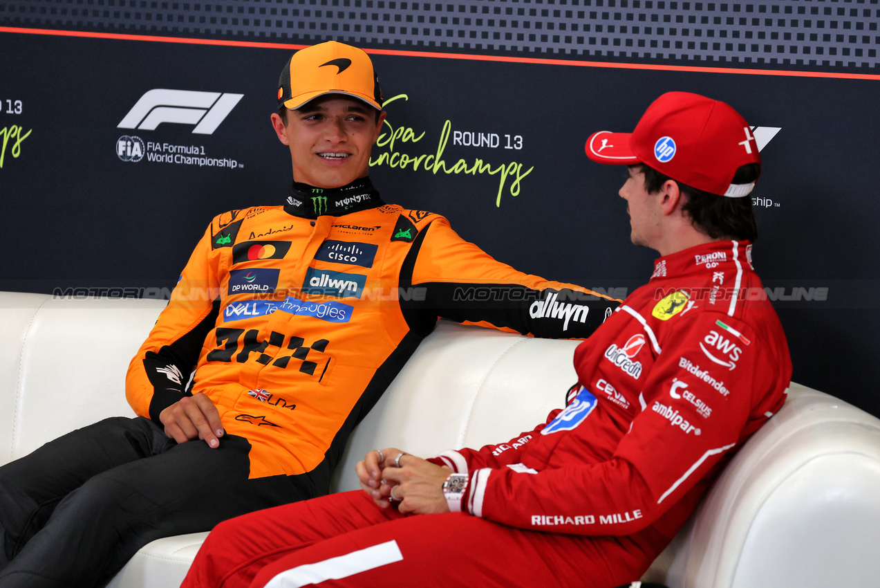 GP BELGIO, (L to R): Lando Norris (GBR) McLaren e Charles Leclerc (MON) Ferrari in the post qualifying FIA Press Conference.

26.07.2025. Formula 1 World Championship, Rd 13, Belgian Grand Prix, Spa Francorchamps, Belgium, Sprint e Qualifiche Day.

- www.xpbimages.com, EMail: requests@xpbimages.com © Copyright: Moy / XPB Images