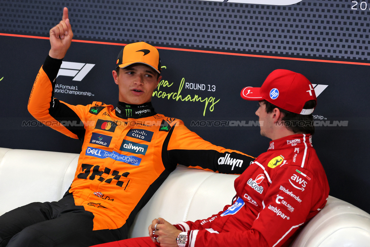GP BELGIO, (L to R): Lando Norris (GBR) McLaren e Charles Leclerc (MON) Ferrari in the post qualifying FIA Press Conference.

26.07.2025. Formula 1 World Championship, Rd 13, Belgian Grand Prix, Spa Francorchamps, Belgium, Sprint e Qualifiche Day.

- www.xpbimages.com, EMail: requests@xpbimages.com © Copyright: Moy / XPB Images