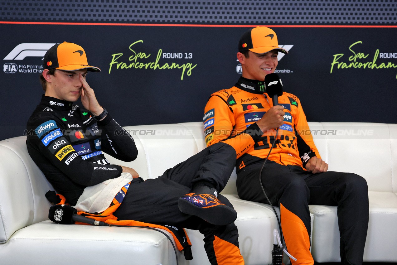 GP BELGIO, (L to R): Oscar Piastri (AUS) McLaren e Lando Norris (GBR) McLaren in the post qualifying FIA Press Conference.

26.07.2025. Formula 1 World Championship, Rd 13, Belgian Grand Prix, Spa Francorchamps, Belgium, Sprint e Qualifiche Day.

- www.xpbimages.com, EMail: requests@xpbimages.com © Copyright: Moy / XPB Images