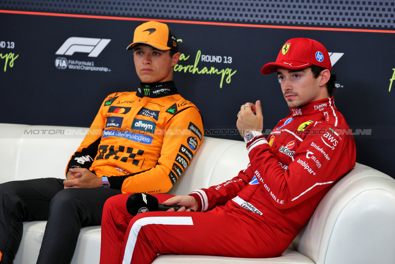 GP BELGIO, (L to R): Lando Norris (GBR) McLaren e Charles Leclerc (MON) Ferrari in the post qualifying FIA Press Conference.

26.07.2025. Formula 1 World Championship, Rd 13, Belgian Grand Prix, Spa Francorchamps, Belgium, Sprint e Qualifiche Day.

- www.xpbimages.com, EMail: requests@xpbimages.com © Copyright: Moy / XPB Images