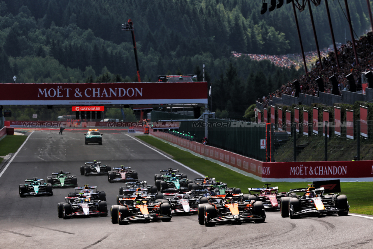 GP BELGIO, Oscar Piastri (AUS) McLaren MCL39 davanti a Max Verstappen (NLD) Red Bull Racing RB21 at the partenza of the race.

26.07.2025. Formula 1 World Championship, Rd 13, Belgian Grand Prix, Spa Francorchamps, Belgium, Sprint e Qualifiche Day.

- www.xpbimages.com, EMail: requests@xpbimages.com © Copyright: Batchelor / XPB Images