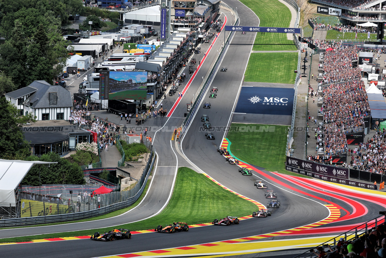GP BELGIO, Max Verstappen (NLD) Red Bull Racing RB21 at the partenza of the race.

26.07.2025. Formula 1 World Championship, Rd 13, Belgian Grand Prix, Spa Francorchamps, Belgium, Sprint e Qualifiche Day.

- www.xpbimages.com, EMail: requests@xpbimages.com © Copyright: Moy / XPB Images