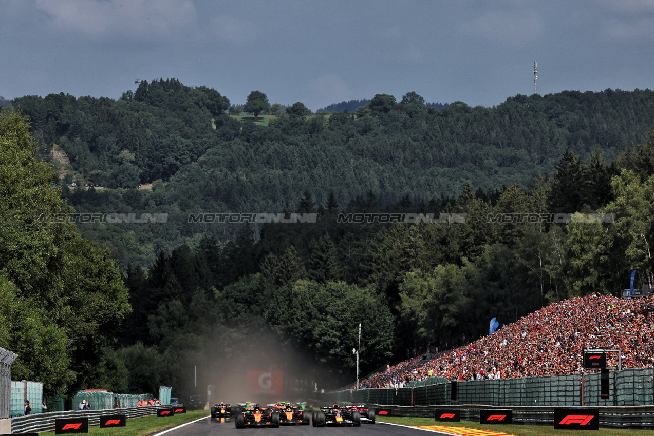 GP BELGIO, Max Verstappen (NLD) Red Bull Racing RB21 davanti a Oscar Piastri (AUS) McLaren MCL39 at the partenza of the race.

26.07.2025. Formula 1 World Championship, Rd 13, Belgian Grand Prix, Spa Francorchamps, Belgium, Sprint e Qualifiche Day.

- www.xpbimages.com, EMail: requests@xpbimages.com © Copyright: Bearne / XPB Images