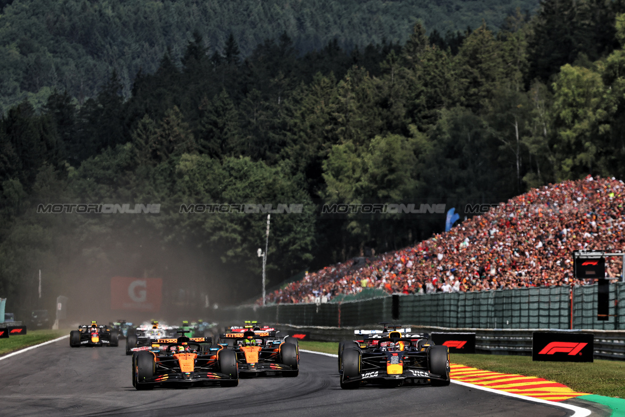 GP BELGIO, Max Verstappen (NLD) Red Bull Racing RB21 davanti a Oscar Piastri (AUS) McLaren MCL39 at the partenza of the race.

26.07.2025. Formula 1 World Championship, Rd 13, Belgian Grand Prix, Spa Francorchamps, Belgium, Sprint e Qualifiche Day.

- www.xpbimages.com, EMail: requests@xpbimages.com © Copyright: Bearne / XPB Images