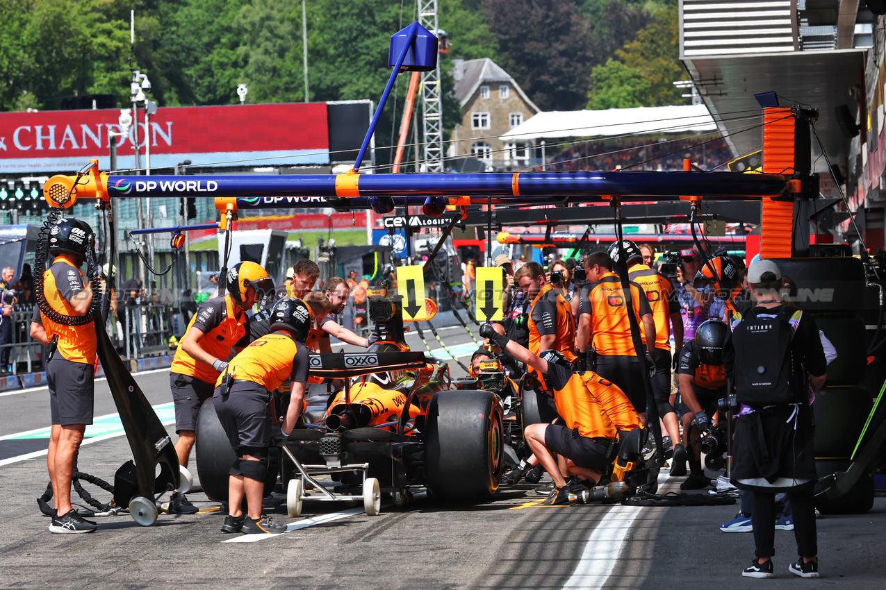 GP BELGIO, Lando Norris (GBR) McLaren MCL39 in the pits.

25.07.2025. Formula 1 World Championship, Rd 13, Belgian Grand Prix, Spa Francorchamps, Belgium, Sprint Qualifiche Day.

- www.xpbimages.com, EMail: requests@xpbimages.com © Copyright: Batchelor / XPB Images