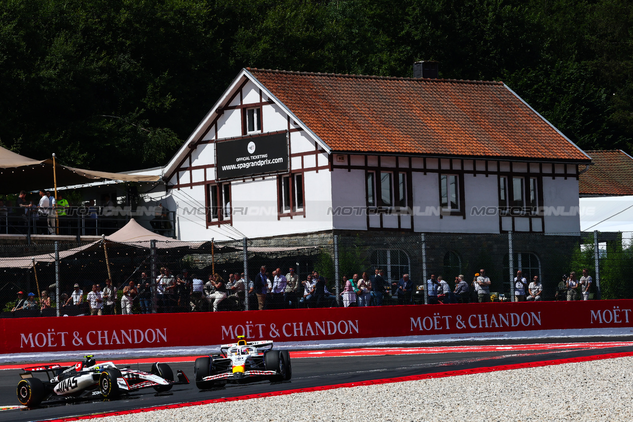 GP BELGIO, Liam Lawson (NZL), RB F1 Team  e Oliver Bearman (GBR), Haas F1 Team 
25.07.2025. Formula 1 World Championship, Rd 13, Belgian Grand Prix, Spa Francorchamps, Belgium, Sprint Qualifiche Day.
- www.xpbimages.com, EMail: requests@xpbimages.com © Copyright: Charniaux / XPB Images