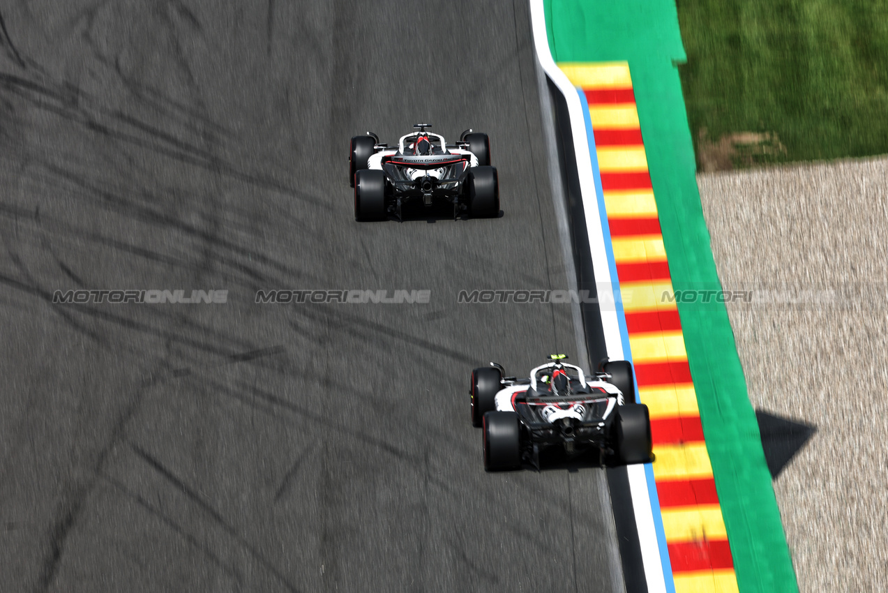 GP BELGIO, Esteban Ocon (FRA) Haas VF-25 e Oliver Bearman (GBR) Haas VF-25.

25.07.2025. Formula 1 World Championship, Rd 13, Belgian Grand Prix, Spa Francorchamps, Belgium, Sprint Qualifiche Day.

- www.xpbimages.com, EMail: requests@xpbimages.com © Copyright: Bearne / XPB Images