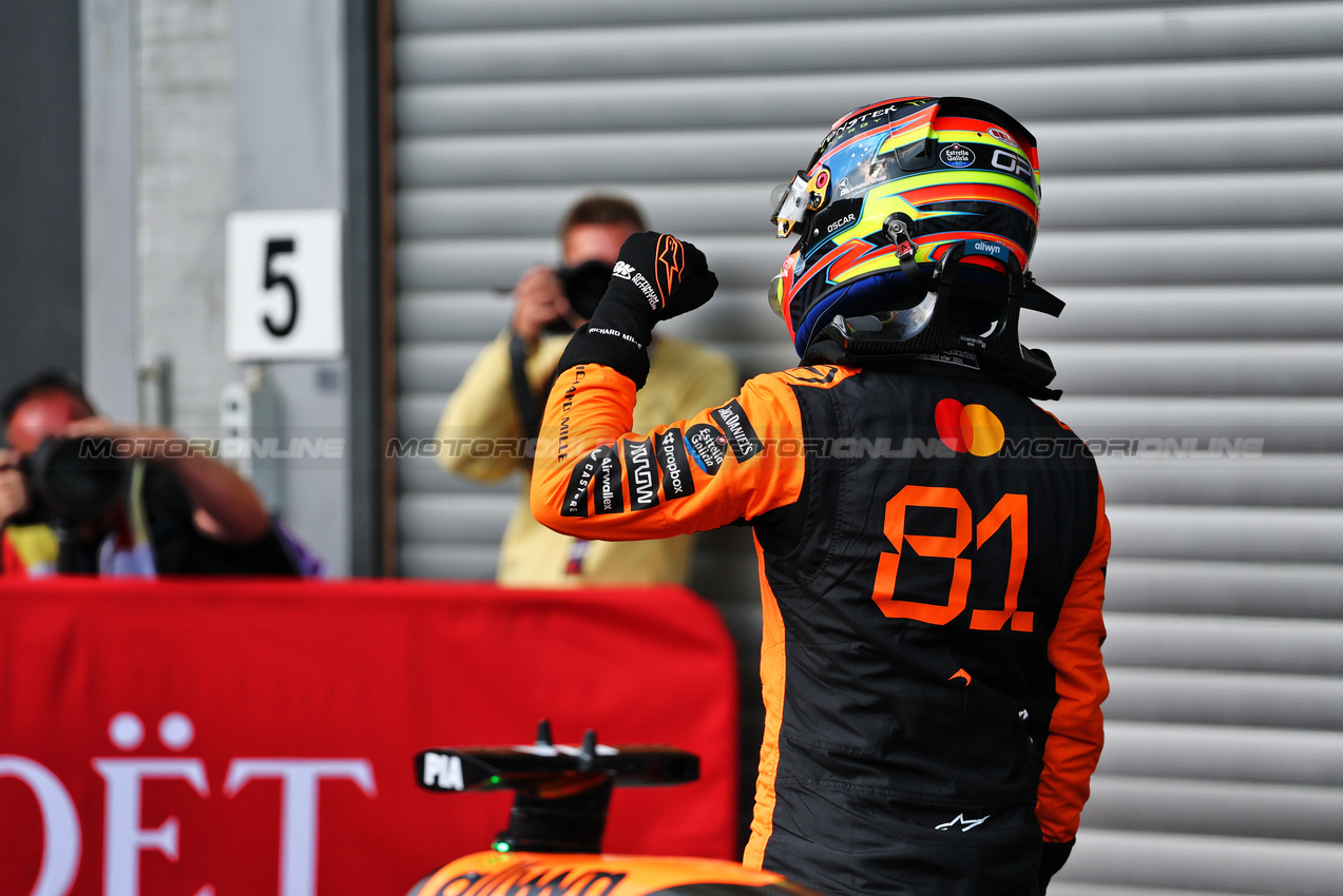 GP BELGIO, Oscar Piastri (AUS) McLaren celebrates pole position in Sprint qualifying parc ferme.

25.07.2025. Formula 1 World Championship, Rd 13, Belgian Grand Prix, Spa Francorchamps, Belgium, Sprint Qualifiche Day.

- www.xpbimages.com, EMail: requests@xpbimages.com © Copyright: Batchelor / XPB Images