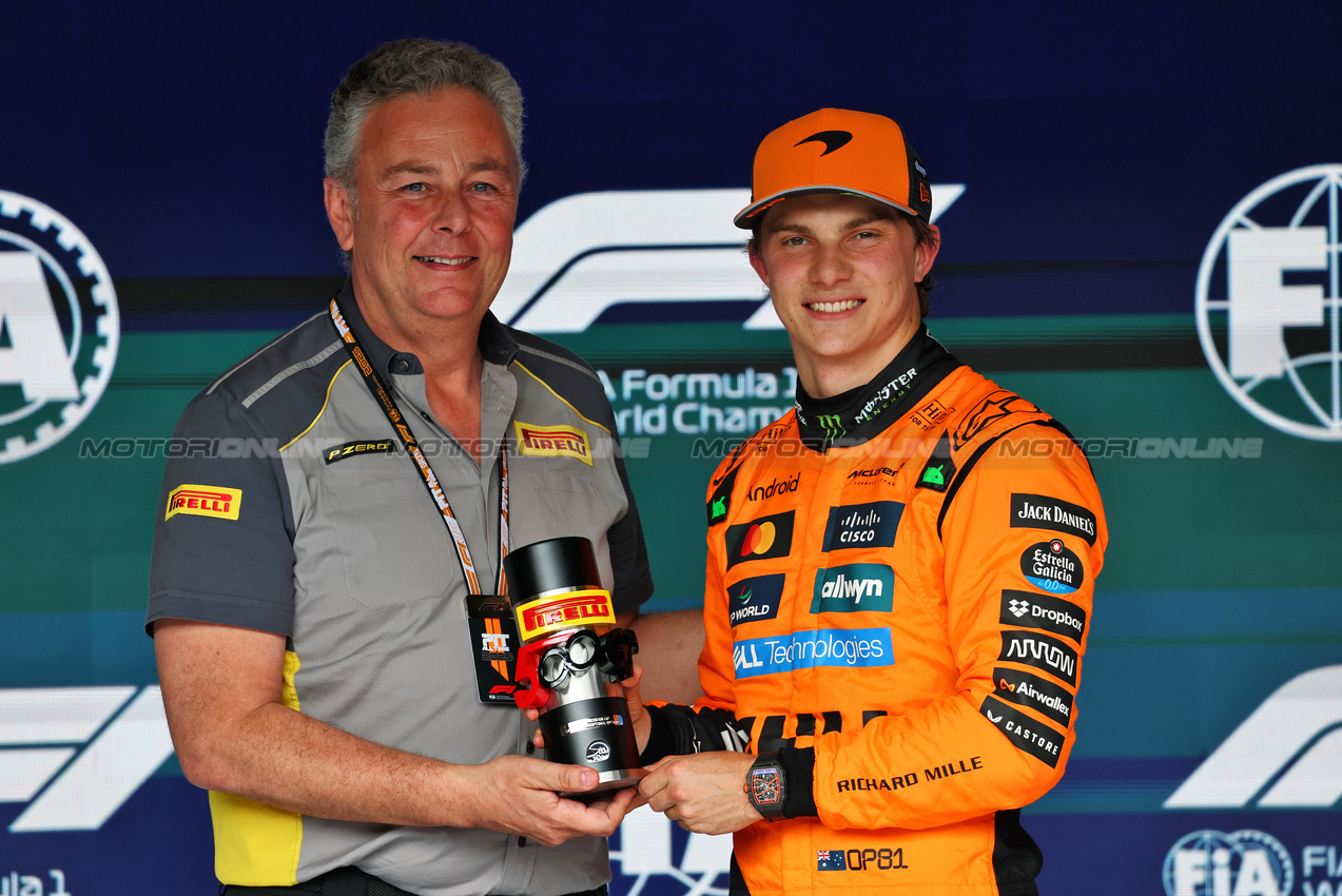 GP BELGIO, (L to R): Mario Isola (ITA) Pirelli Racing Manager with pole sitter Oscar Piastri (AUS) McLaren in Sprint qualifying parc ferme.

25.07.2025. Formula 1 World Championship, Rd 13, Belgian Grand Prix, Spa Francorchamps, Belgium, Sprint Qualifiche Day.

- www.xpbimages.com, EMail: requests@xpbimages.com © Copyright: Batchelor / XPB Images