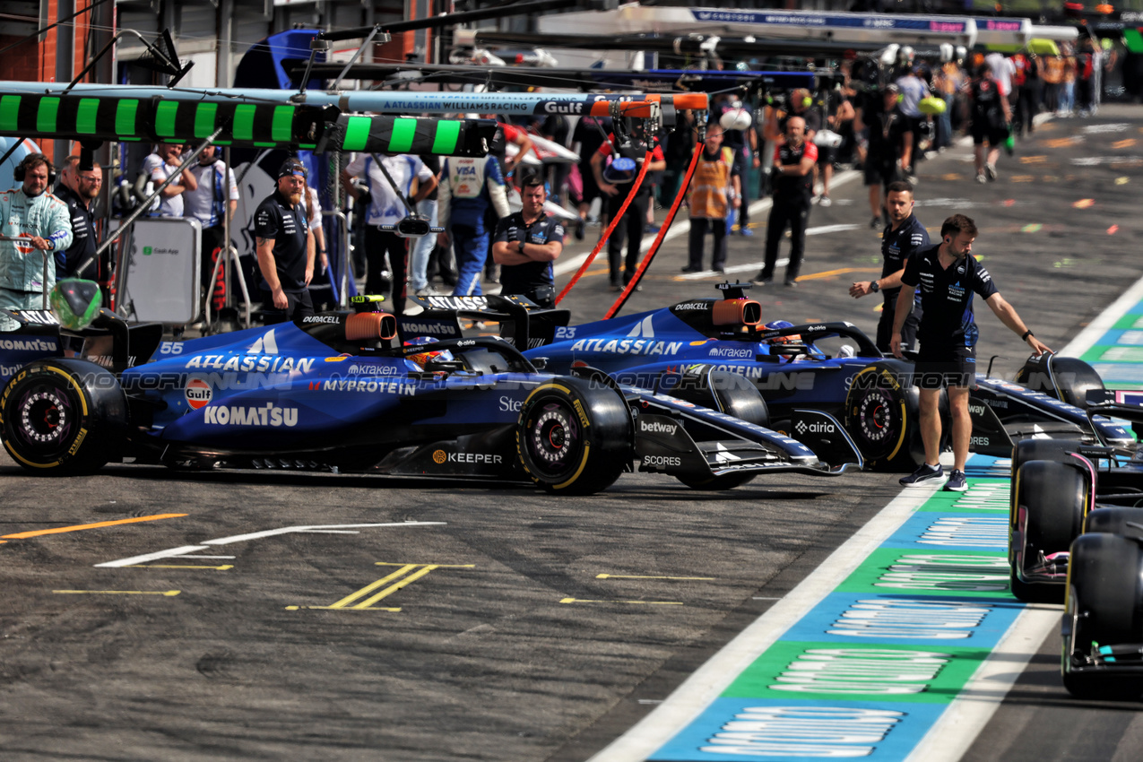 GP BELGIO, Carlos Sainz (ESP) Atlassian Williams Racing FW47 e Alexander Albon (THA) Atlassian Williams Racing FW47 leave the pits.

25.07.2025. Formula 1 World Championship, Rd 13, Belgian Grand Prix, Spa Francorchamps, Belgium, Sprint Qualifiche Day.

- www.xpbimages.com, EMail: requests@xpbimages.com © Copyright: Bearne / XPB Images