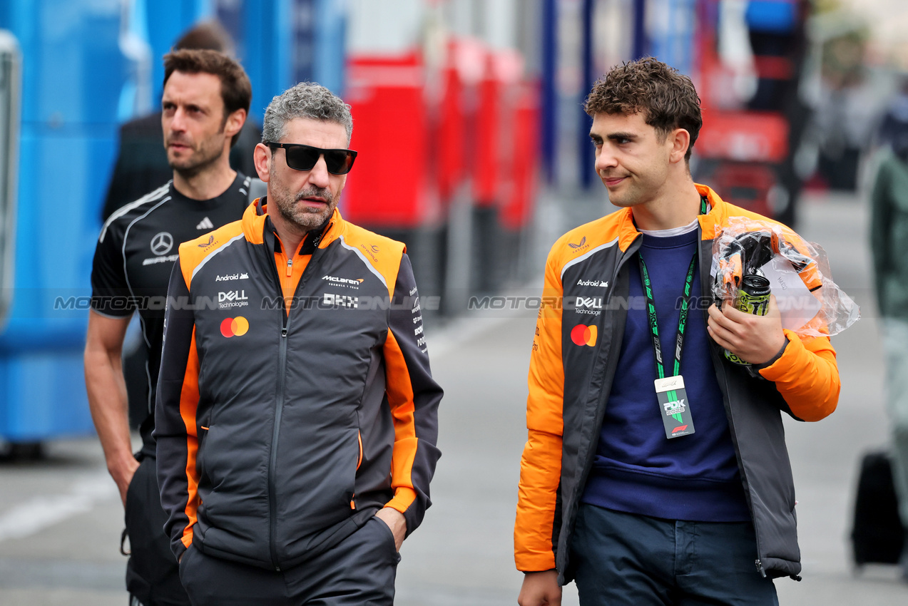 GP BELGIO, Andrea Stella (ITA) McLaren Team Principal (Left).

25.07.2025. Formula 1 World Championship, Rd 13, Belgian Grand Prix, Spa Francorchamps, Belgium, Sprint Qualifiche Day.

- www.xpbimages.com, EMail: requests@xpbimages.com © Copyright: Moy / XPB Images