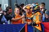 GP BELGIO, Oscar Piastri (AUS) McLaren celebrates his pole position in Sprint qualifying parc ferme with Mark Webber (AUS) Channel 4 Presenter / Driver Manager.

25.07.2025. Formula 1 World Championship, Rd 13, Belgian Grand Prix, Spa Francorchamps, Belgium, Sprint Qualifiche Day.

- www.xpbimages.com, EMail: requests@xpbimages.com © Copyright: Batchelor / XPB Images