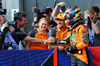 GP BELGIO, Oscar Piastri (AUS) McLaren celebrates his pole position in Sprint qualifying parc ferme with Mark Webber (AUS) Channel 4 Presenter / Driver Manager.

25.07.2025. Formula 1 World Championship, Rd 13, Belgian Grand Prix, Spa Francorchamps, Belgium, Sprint Qualifiche Day.

- www.xpbimages.com, EMail: requests@xpbimages.com © Copyright: Batchelor / XPB Images