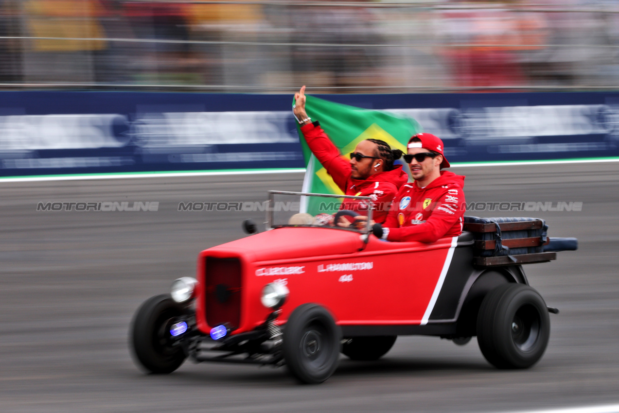 GP BRASILE, (L to R): Lewis Hamilton (GBR) Ferrari e Charles Leclerc (MON) Ferrari on the drivers' parade.
09.11.2025. Formula 1 World Championship, Rd 21, Brazilian Grand Prix, Sao Paulo, Brazil, Gara Day.
- www.xpbimages.com, EMail: requests@xpbimages.com © Copyright: Charniaux / XPB Images