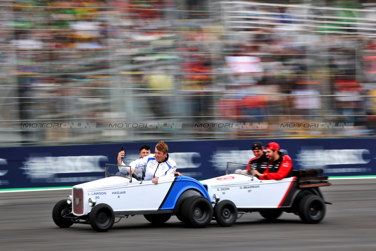 GP BRASILE, (L to R): Isack Hadjar (FRA) Racing Bulls; Liam Lawson (NZL) Racing Bulls; Oliver Bearman (GBR) Haas F1 Team; e Esteban Ocon (FRA) Haas F1 Team, on the drivers' parade.

09.11.2025. Formula 1 World Championship, Rd 21, Brazilian Grand Prix, Sao Paulo, Brazil, Gara Day.

- www.xpbimages.com, EMail: requests@xpbimages.com © Copyright: Charniaux / XPB Images