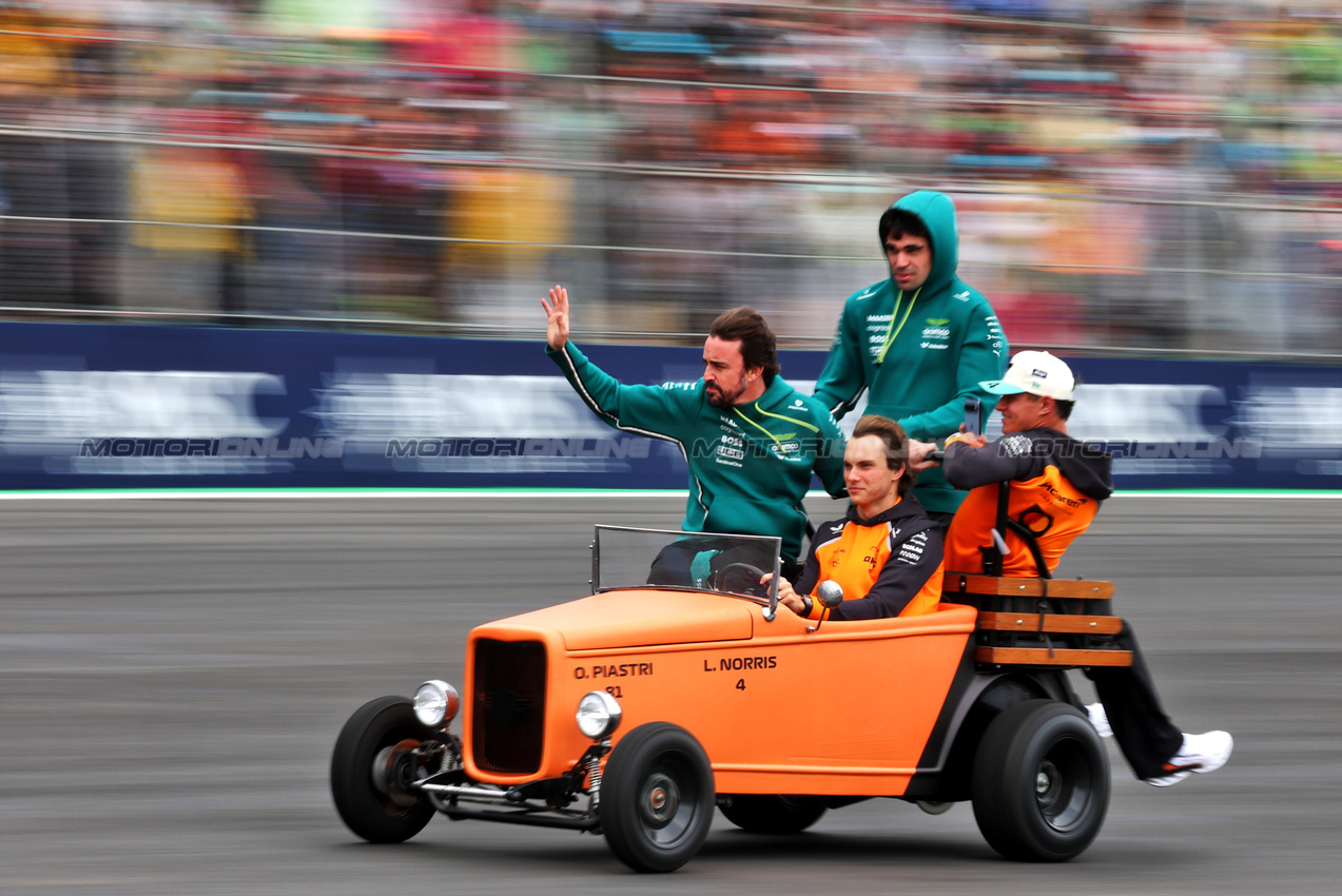 GP BRASILE, (L to R): Fernando Alonso (ESP) Aston Martin F1 Team; Oscar Piastri (AUS) McLaren; Lance Stroll (CDN) Aston Martin F1 Team; e Lando Norris (GBR) McLaren, on the drivers' parade.

09.11.2025. Formula 1 World Championship, Rd 21, Brazilian Grand Prix, Sao Paulo, Brazil, Gara Day.

- www.xpbimages.com, EMail: requests@xpbimages.com © Copyright: Charniaux / XPB Images