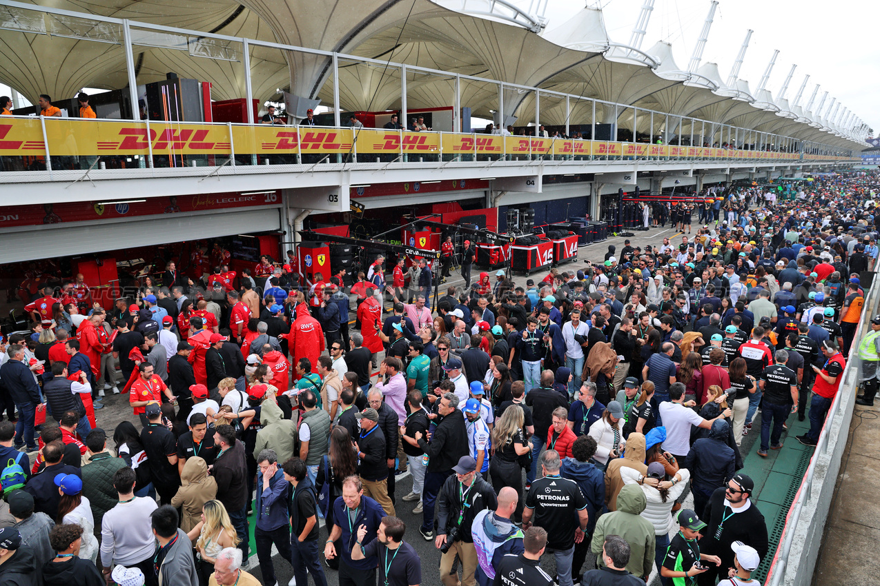 GP BRASILE, Circuit Atmosfera - fans in the pits.

09.11.2025. Formula 1 World Championship, Rd 21, Brazilian Grand Prix, Sao Paulo, Brazil, Gara Day.

- www.xpbimages.com, EMail: requests@xpbimages.com © Copyright: Batchelor / XPB Images