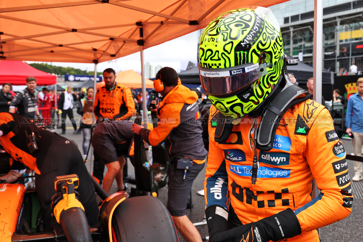 GP BRASILE, Lando Norris (GBR) McLaren MCL39 on the grid.
09.11.2025. Formula 1 World Championship, Rd 21, Brazilian Grand Prix, Sao Paulo, Brazil, Gara Day.
- www.xpbimages.com, EMail: requests@xpbimages.com © Copyright: Rew / XPB Images