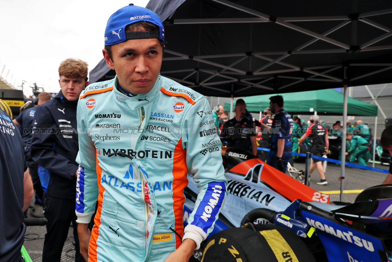 GP BRASILE, Alexander Albon (THA) Atlassian Williams Racing on the grid.

09.11.2025. Formula 1 World Championship, Rd 21, Brazilian Grand Prix, Sao Paulo, Brazil, Gara Day.

- www.xpbimages.com, EMail: requests@xpbimages.com © Copyright: Batchelor / XPB Images