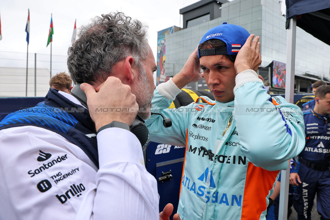 GP BRASILE, (L to R): James Urwin (GBR) Atlassian Williams Racing Gara Engineer with Alexander Albon (THA) Atlassian Williams Racing on the grid.
09.11.2025. Formula 1 World Championship, Rd 21, Brazilian Grand Prix, Sao Paulo, Brazil, Gara Day.
- www.xpbimages.com, EMail: requests@xpbimages.com © Copyright: Batchelor / XPB Images